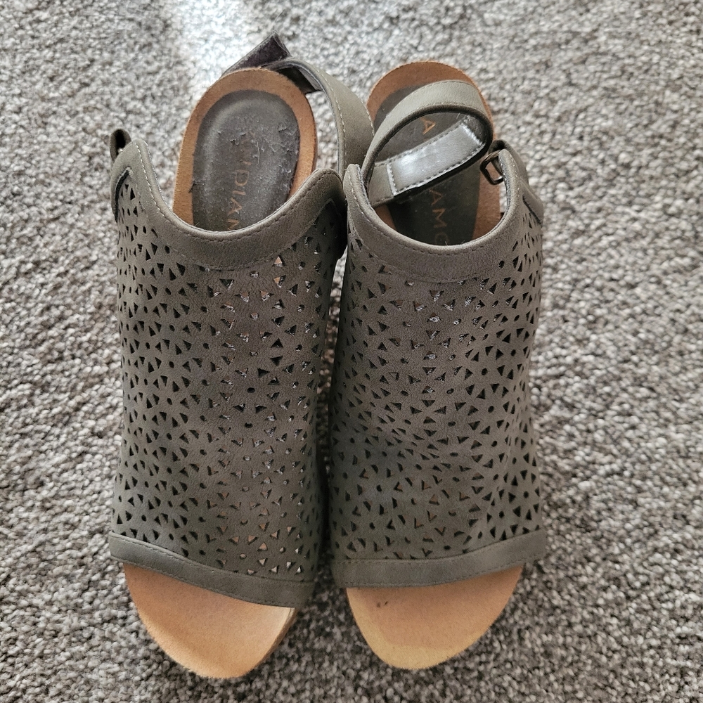 Andiamo Covered Chunky Heal in Olive. Size 5.5